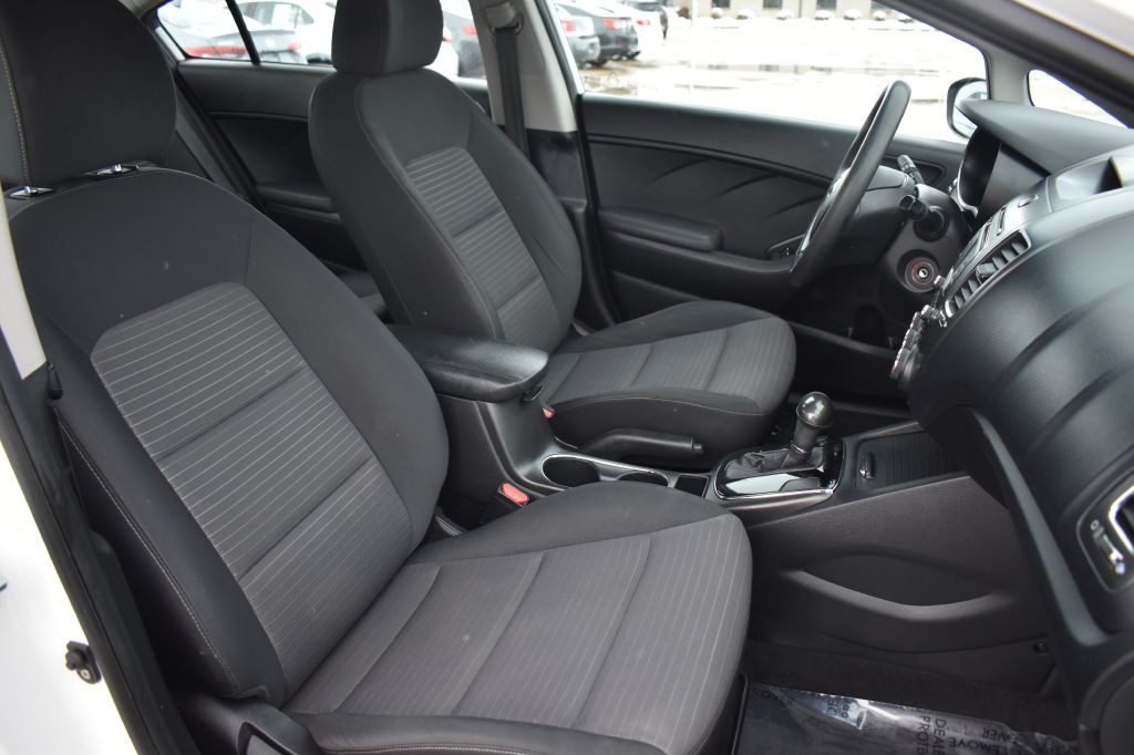 2017 Kia Forte Image 25