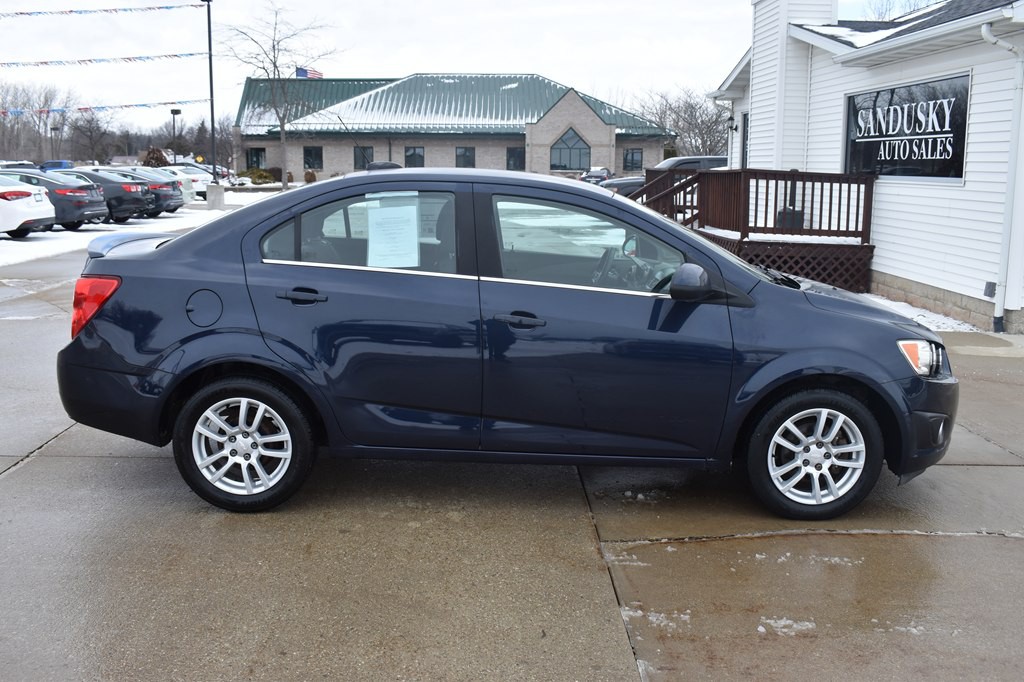 2015 Chevrolet Sonic Image 2