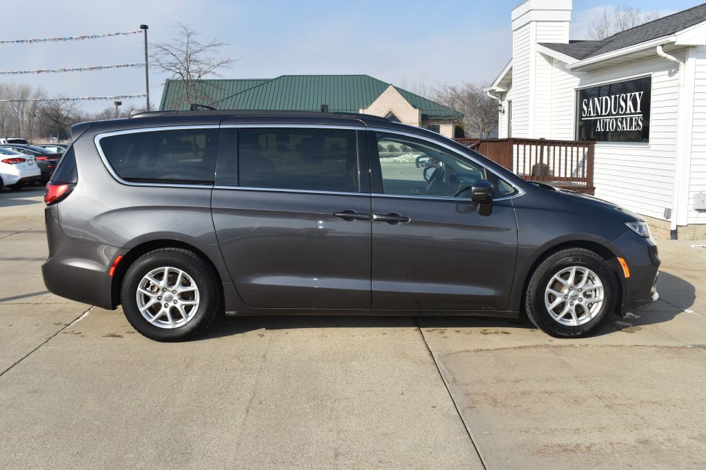 2022 Chrysler Pacifica Image 2