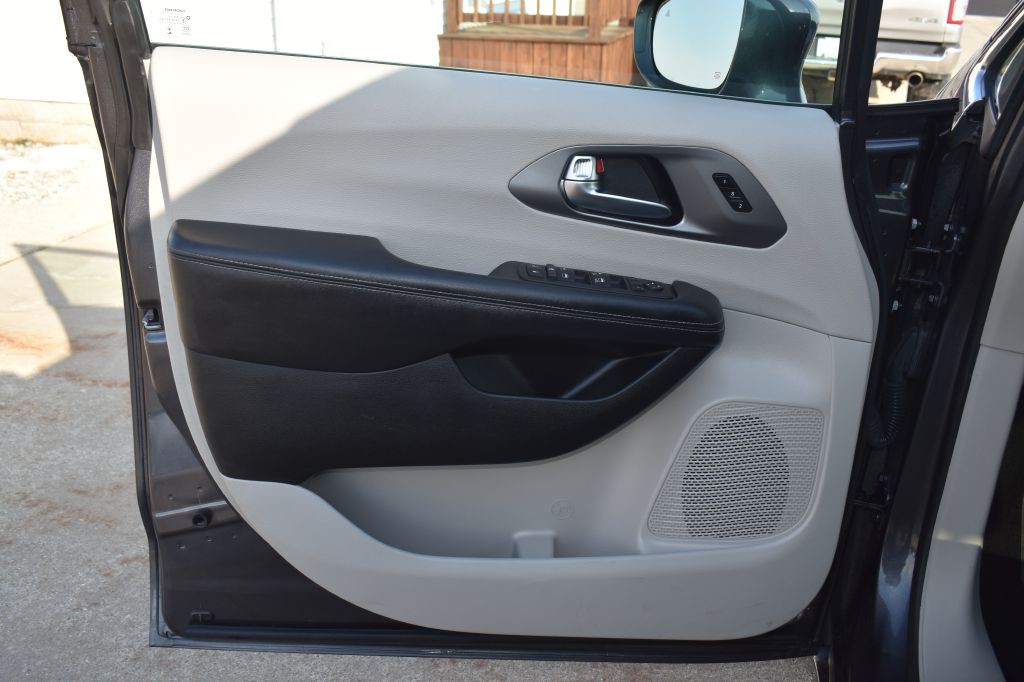 2022 Chrysler Pacifica Image 10