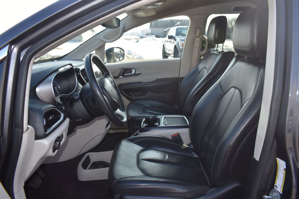 2022 Chrysler Pacifica Image 12