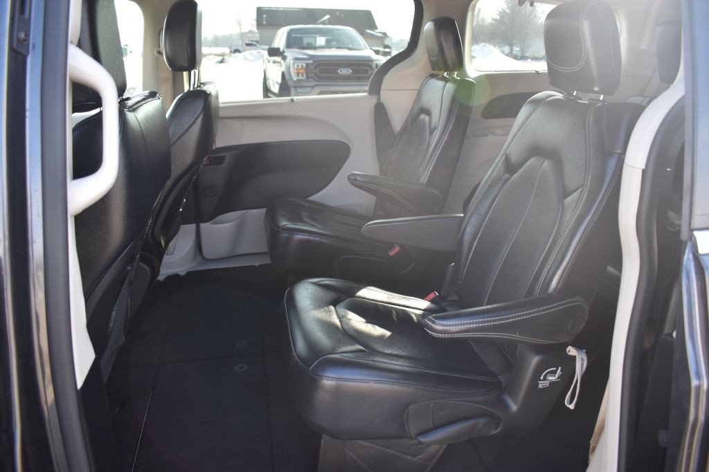 2022 Chrysler Pacifica Image 18