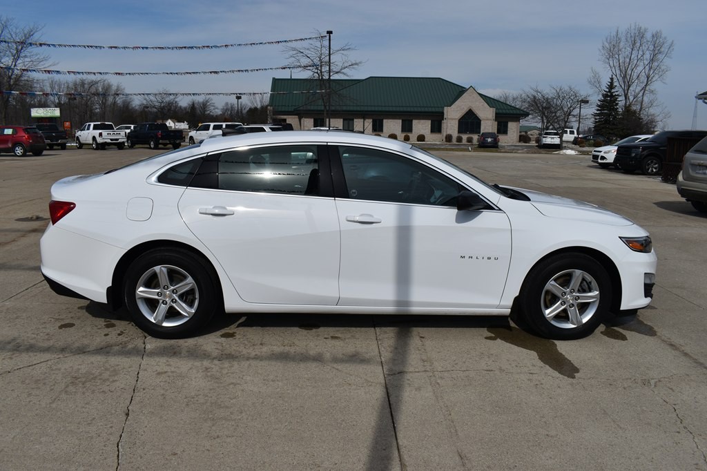 2022 Chevrolet Malibu Image 2