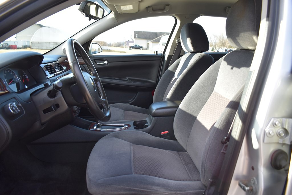2011 Chevrolet Impala Image 12
