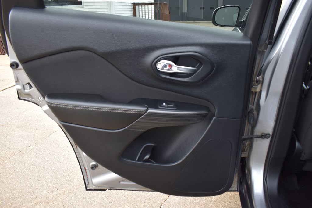 2017 Jeep Cherokee Image 18