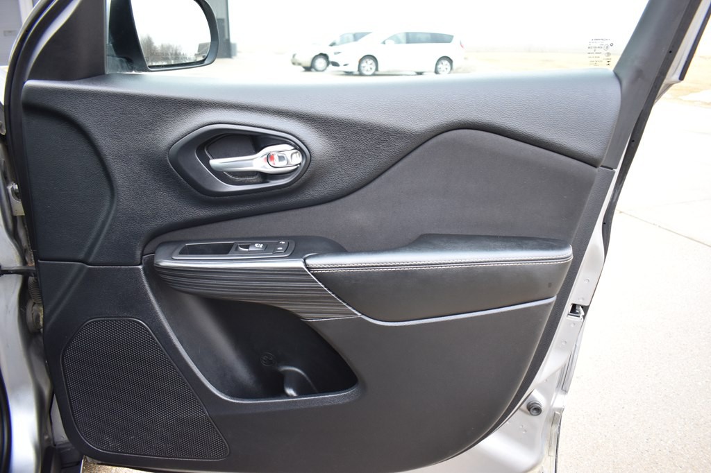 2017 Jeep Cherokee Image 23