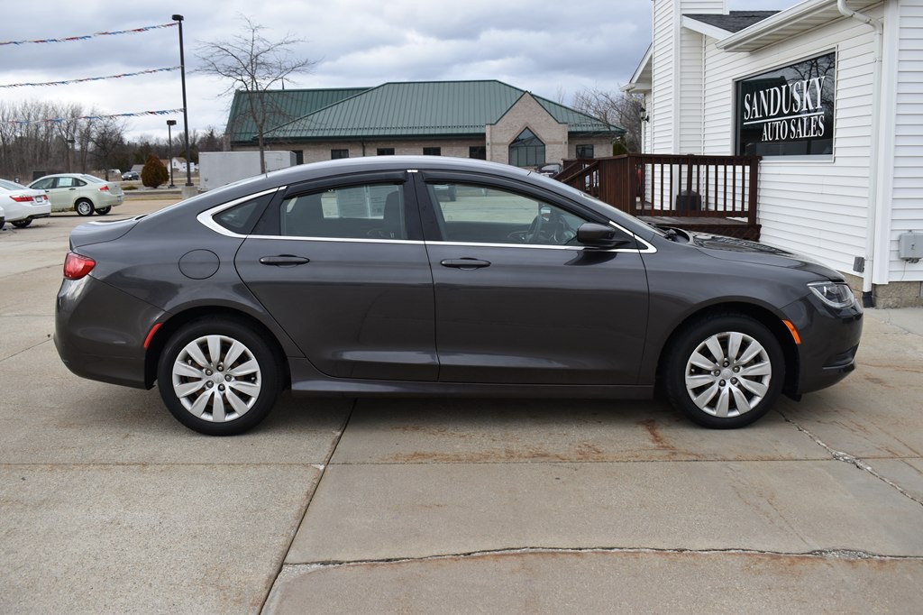 2016 Chrysler 200 Image 2