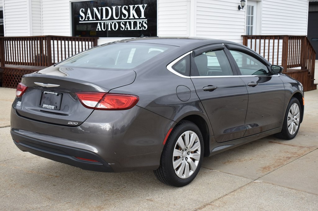 2016 Chrysler 200 Image 3