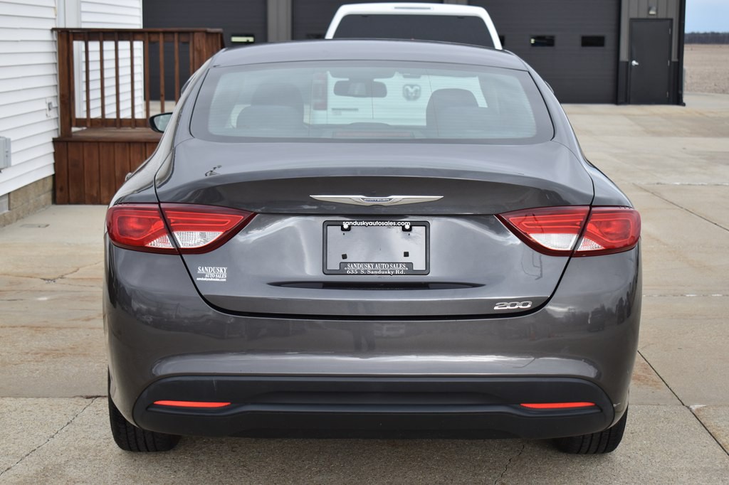 2016 Chrysler 200 Image 4