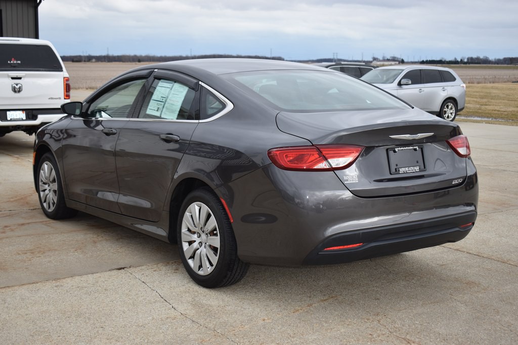 2016 Chrysler 200 Image 5
