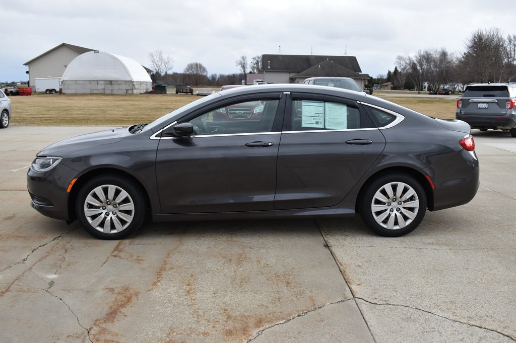 2016 Chrysler 200 Image 6