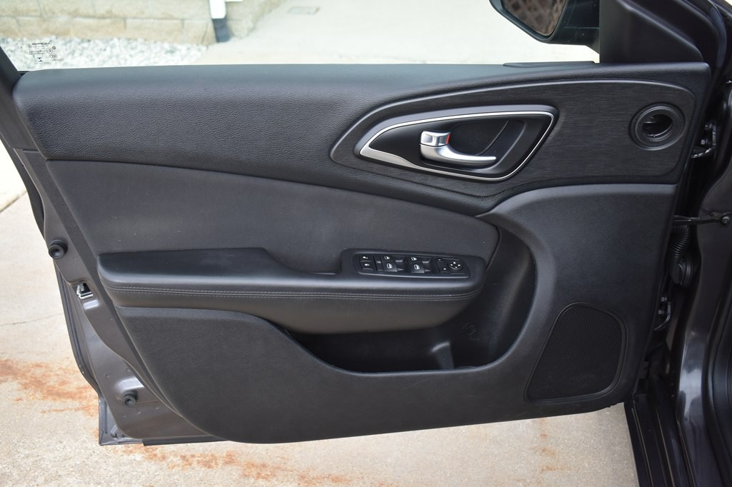 2016 Chrysler 200 Image 9