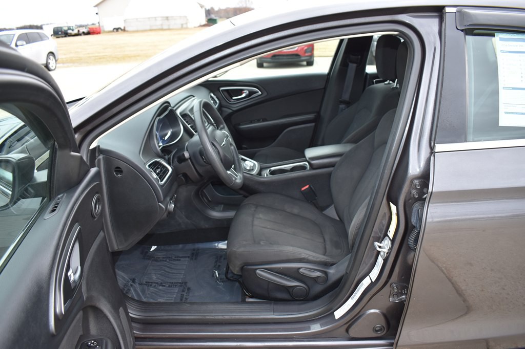 2016 Chrysler 200 Image 10