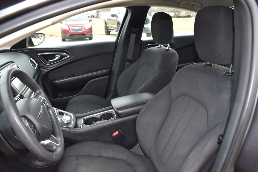 2016 Chrysler 200 Image 11