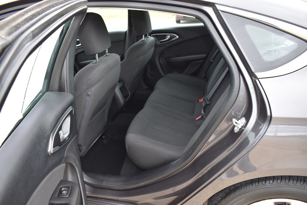 2016 Chrysler 200 Image 12