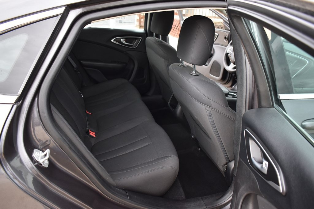 2016 Chrysler 200 Image 13