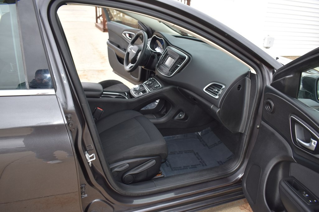 2016 Chrysler 200 Image 14