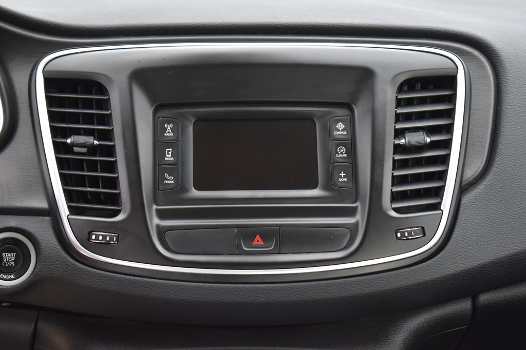 2016 Chrysler 200 Image 16