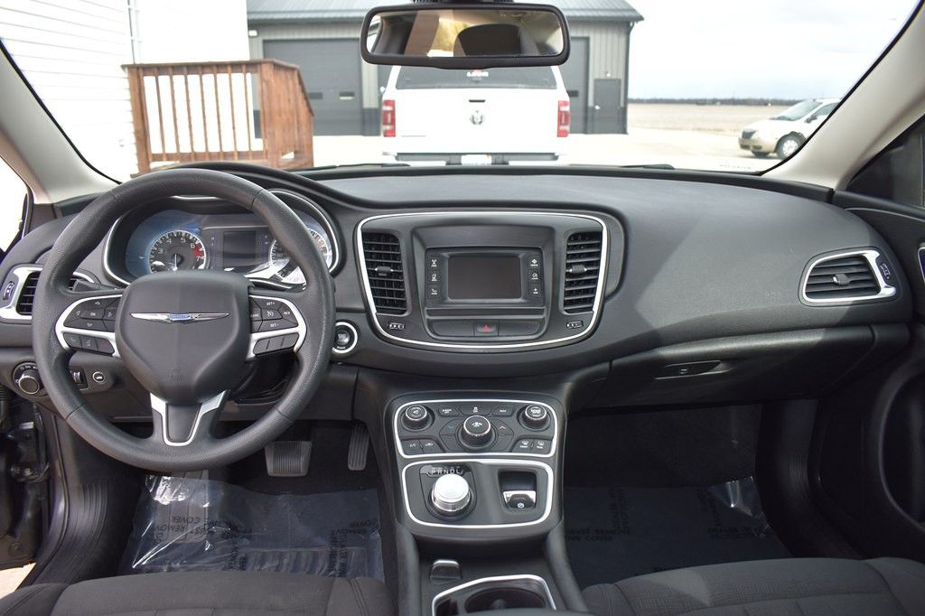 2016 Chrysler 200 Image 18