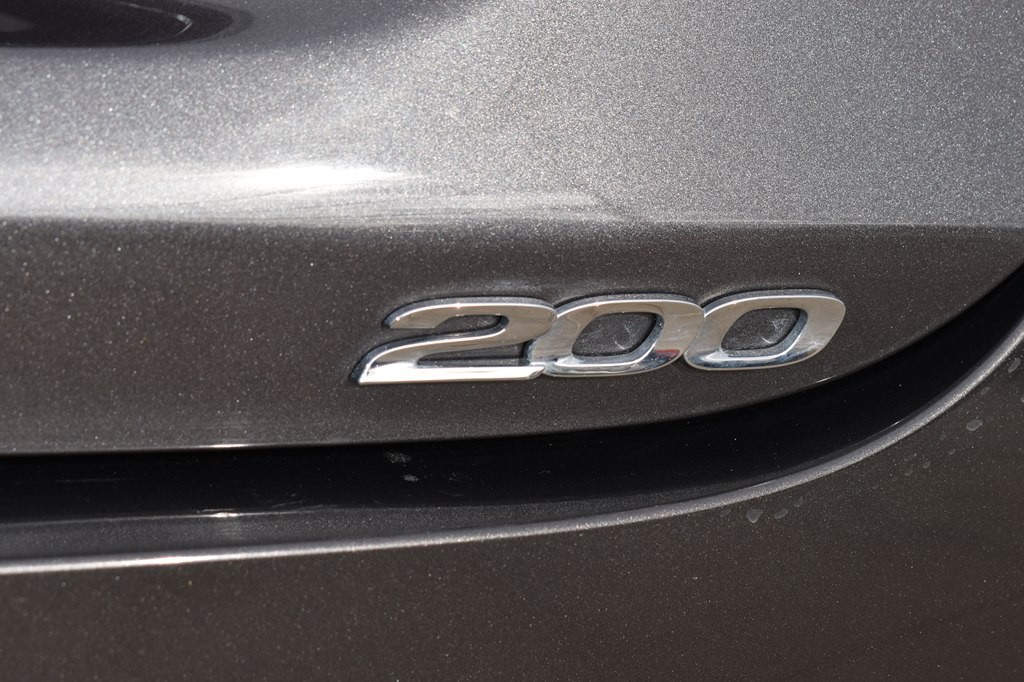 2016 Chrysler 200 Image 19