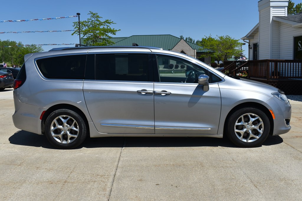 2019 Chrysler Pacifica Image 2