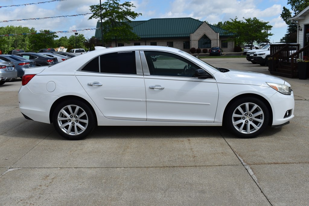 2015 Chevrolet Malibu Image 2