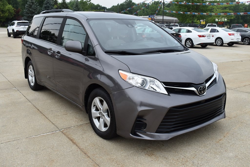 2019 Toyota Sienna Image 2