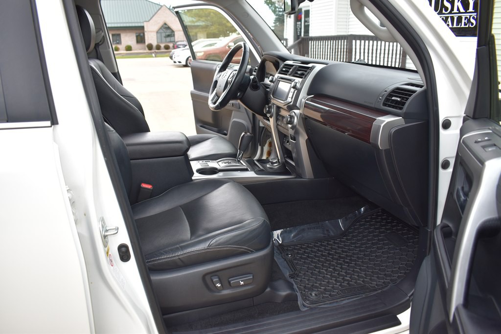 2016 Toyota 4Runner Image 18