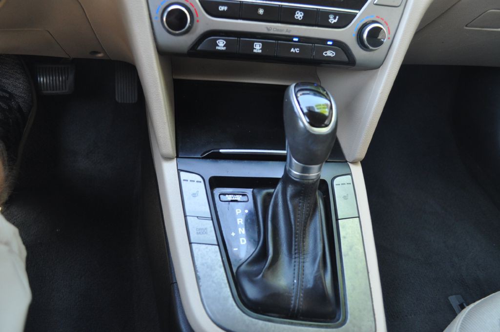 2017 Hyundai Elantra Image 13