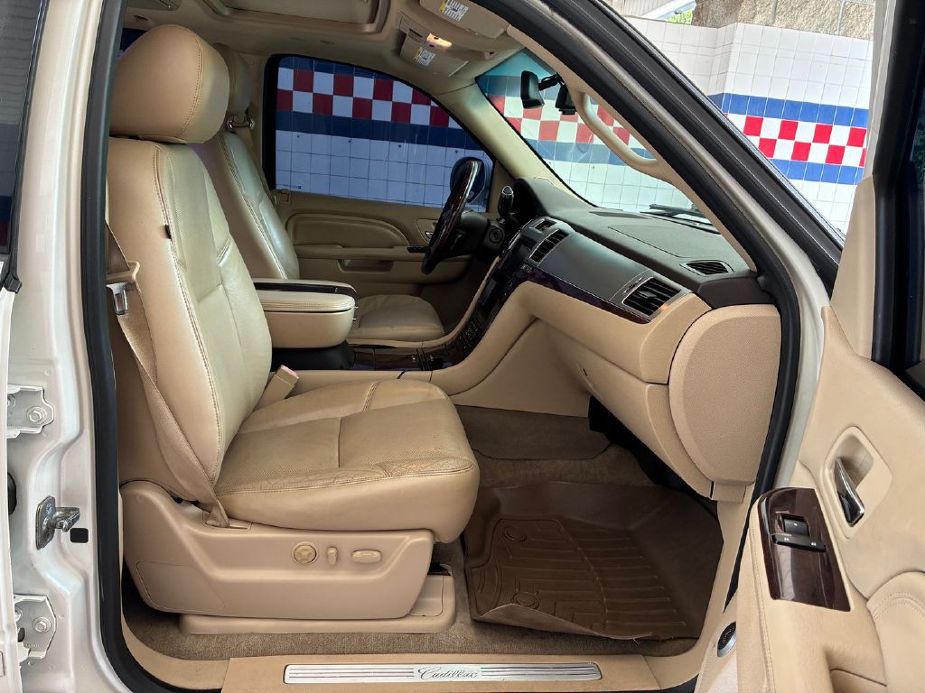 2013 Cadillac Escalade Image 17