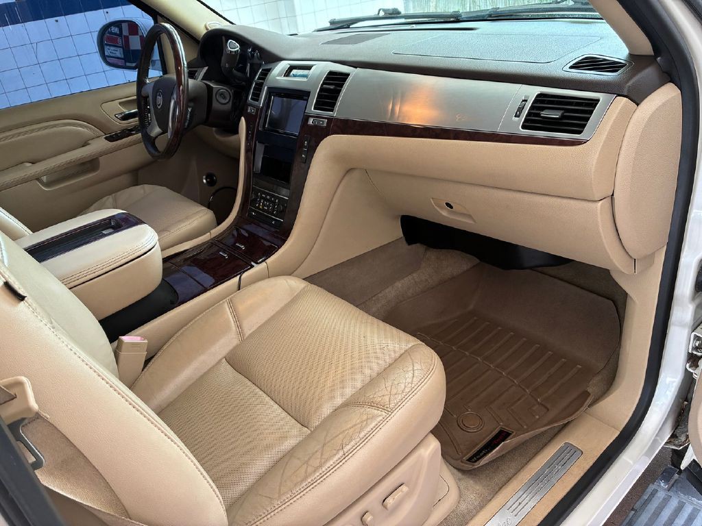 2013 Cadillac Escalade Image 18
