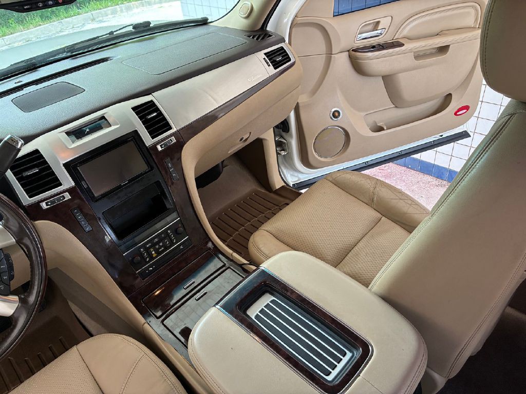 2013 Cadillac Escalade Image 22