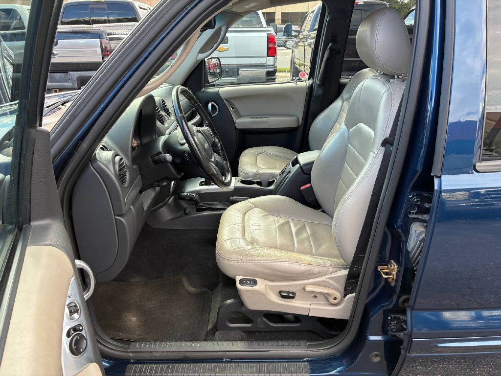 2004 Jeep Liberty Image 8