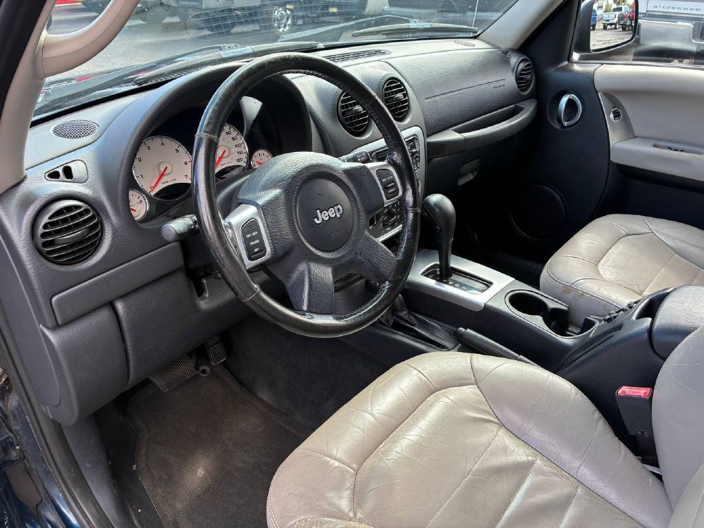2004 Jeep Liberty Image 9