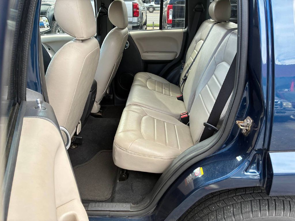 2004 Jeep Liberty Image 12