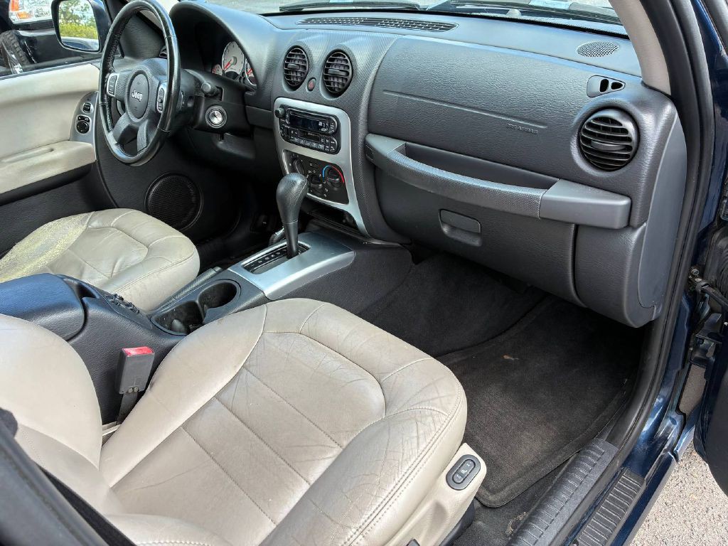 2004 Jeep Liberty Image 16