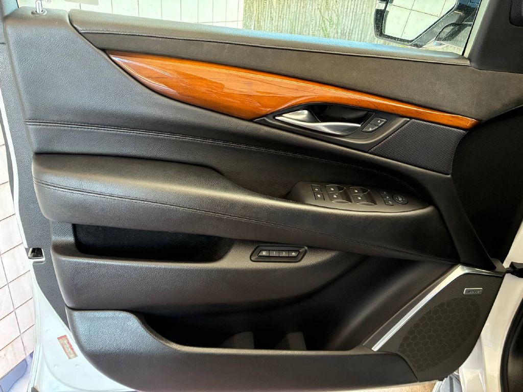 2017 Cadillac Escalade Image 11