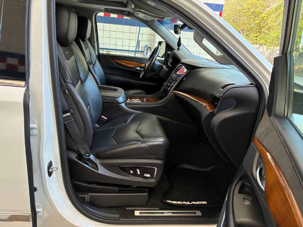 2017 Cadillac Escalade Image 16
