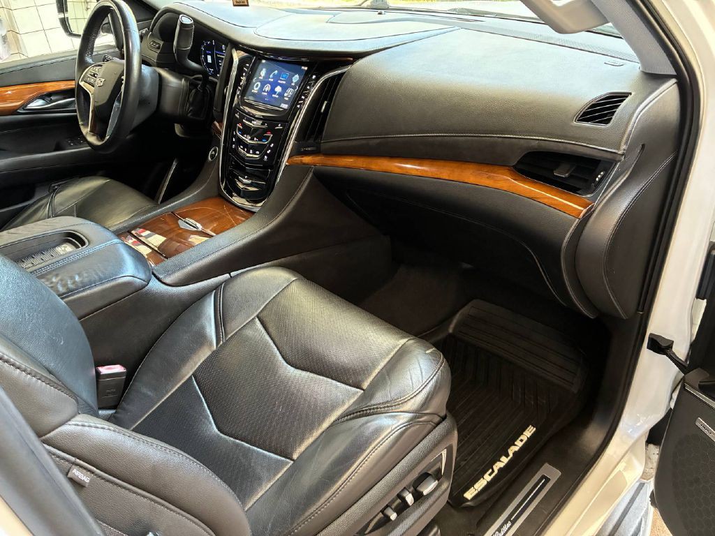 2017 Cadillac Escalade Image 17
