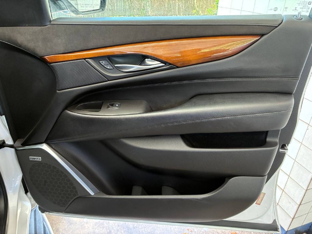 2017 Cadillac Escalade Image 18