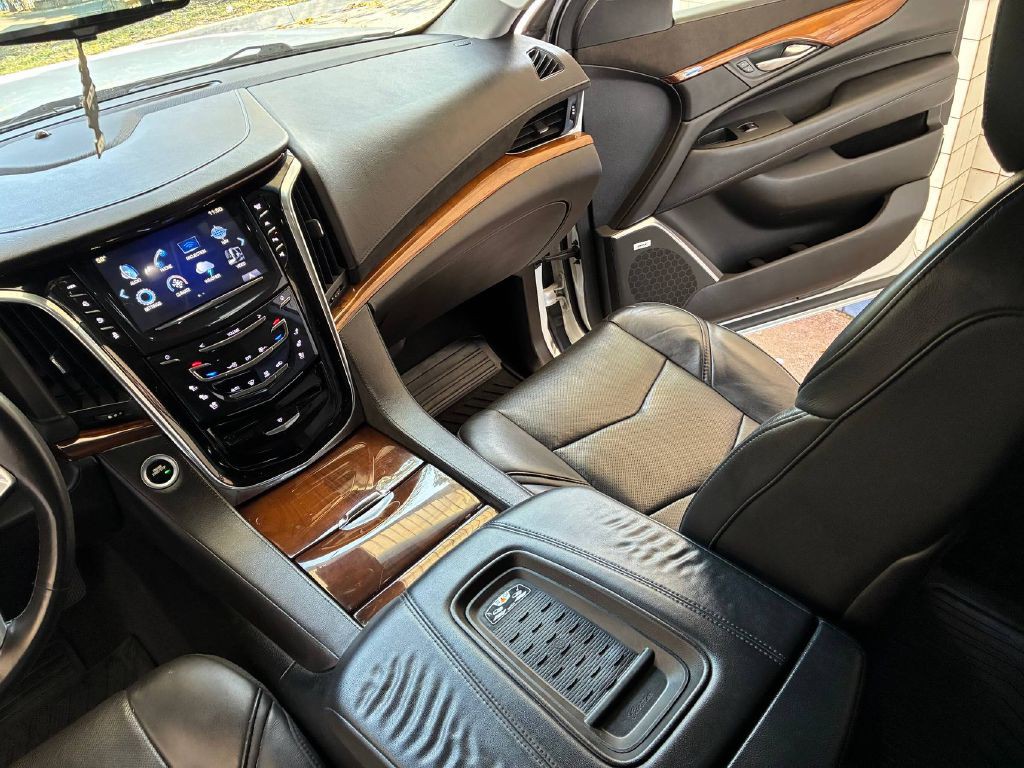 2017 Cadillac Escalade Image 21