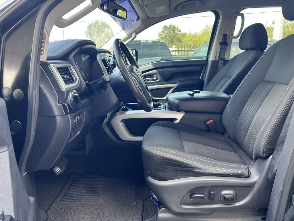 2017 Nissan Titan Image 16