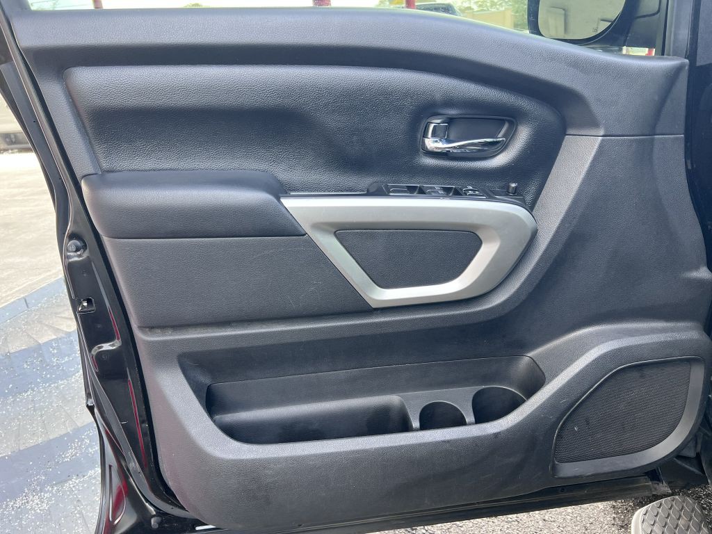 2017 Nissan Titan Image 17