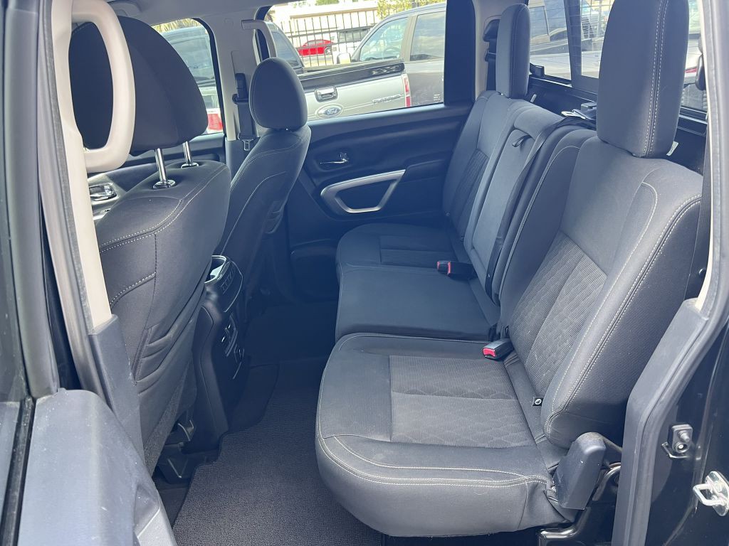 2017 Nissan Titan Image 18