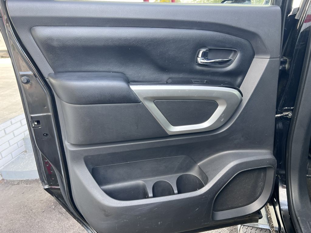 2017 Nissan Titan Image 19