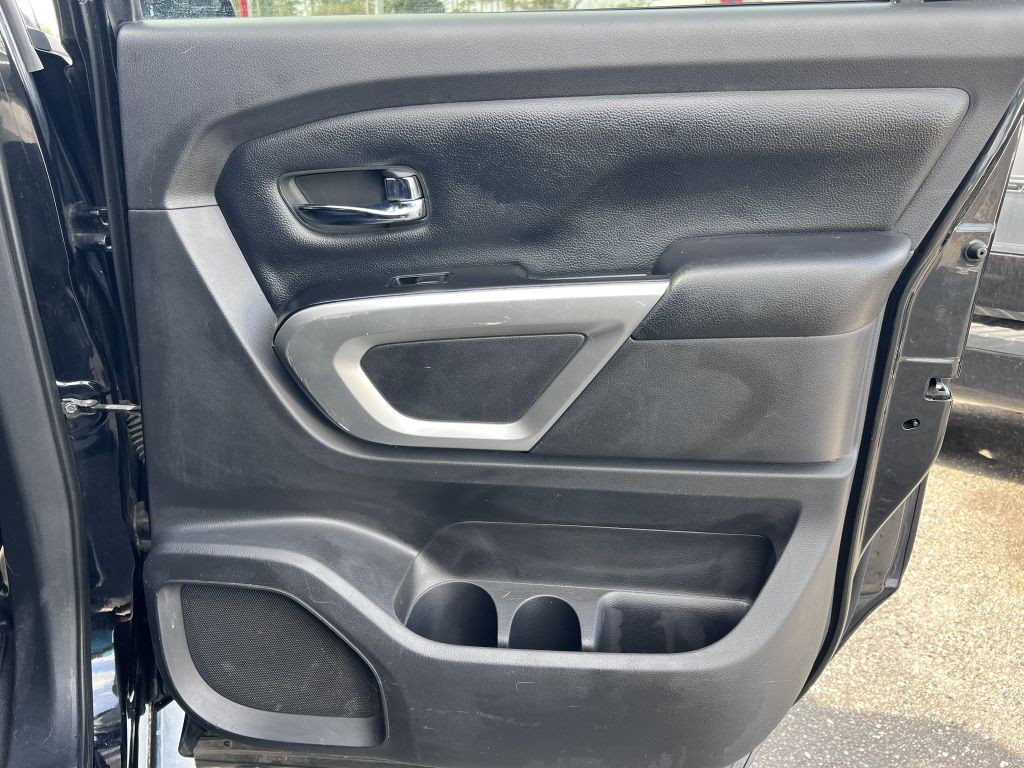 2017 Nissan Titan Image 21