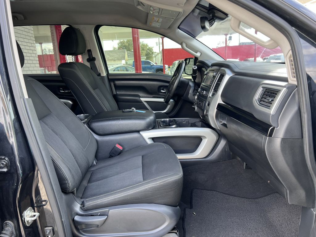 2017 Nissan Titan Image 22