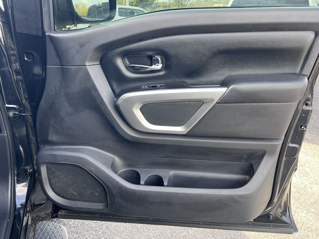 2017 Nissan Titan Image 24