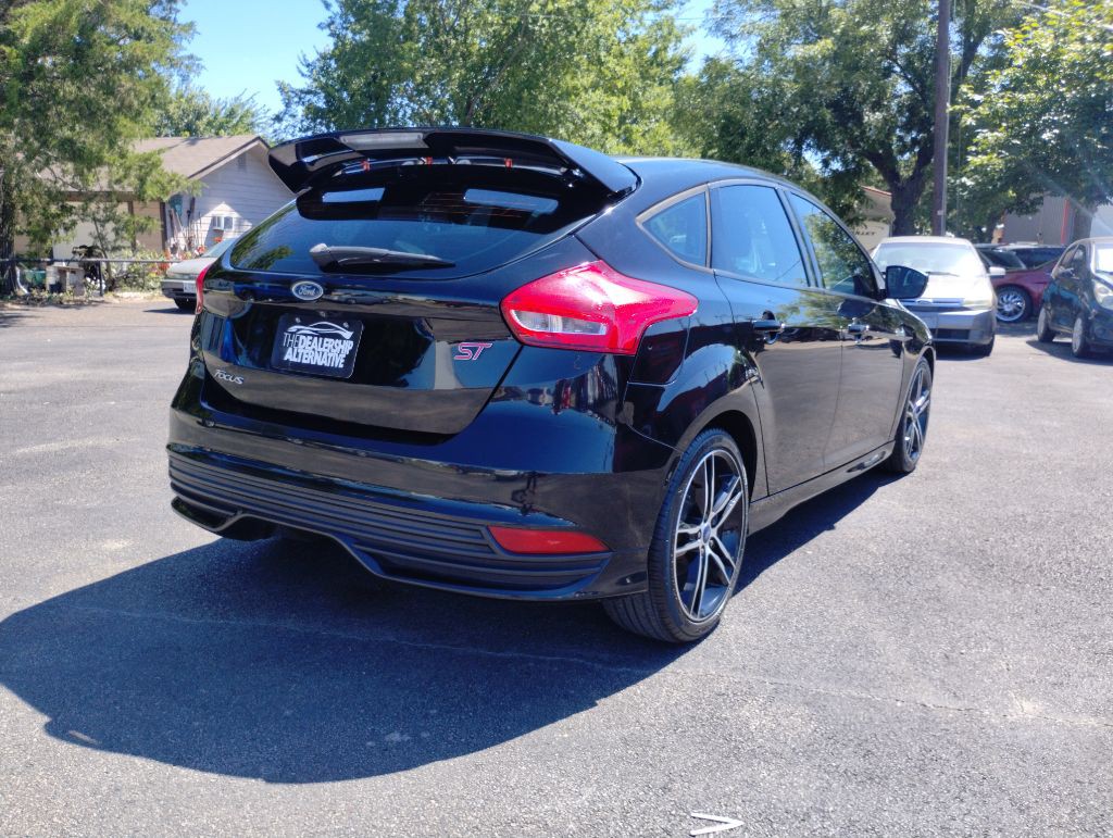 2017 Ford Focus Image 2
