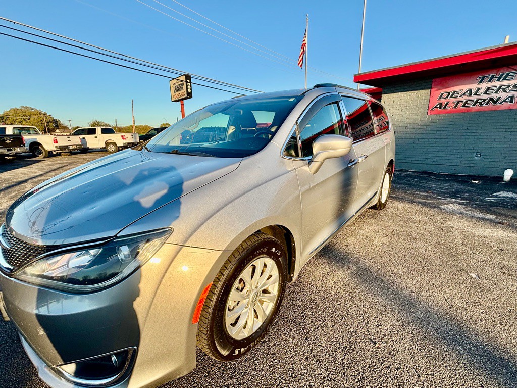 2017 Chrysler Pacifica Image 2
